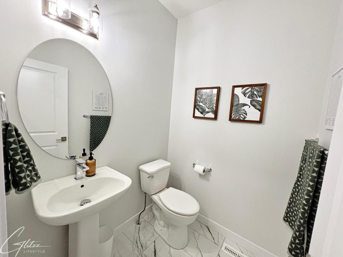 Beautiful 3 King Beds,Garage,Airport,Disney+ Edmonton Esterno foto