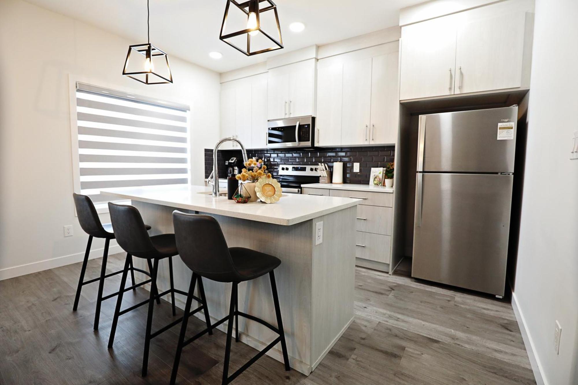 Beautiful 3 King Beds,Garage,Airport,Disney+ Edmonton Esterno foto